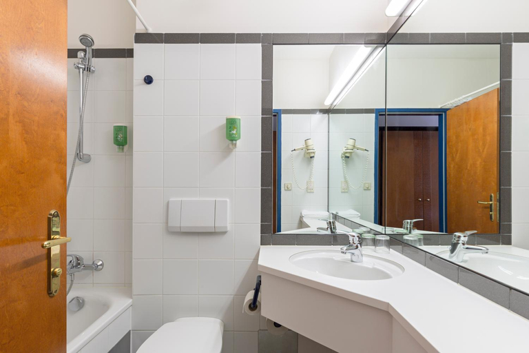 Bathroom 2, Hotel Restaurant Holdrichsmuhle, Mödling