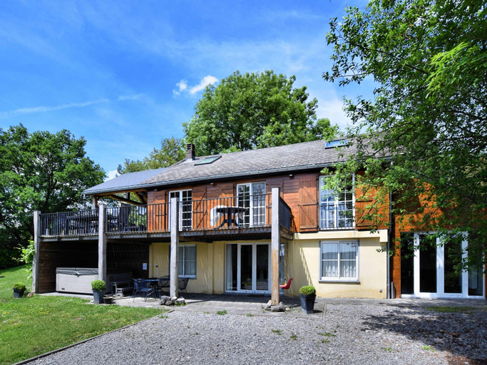 Atmospheric chalet with sauna and jacuzzi, Namur