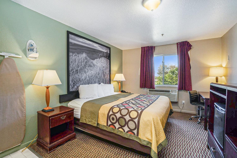 Bedroom 3, Super 8 By Wyndham Mt. Pleasant, Isabella
