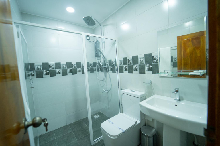 Bathroom 4, Havana Club Resort, Trincomalee Town and Gravets