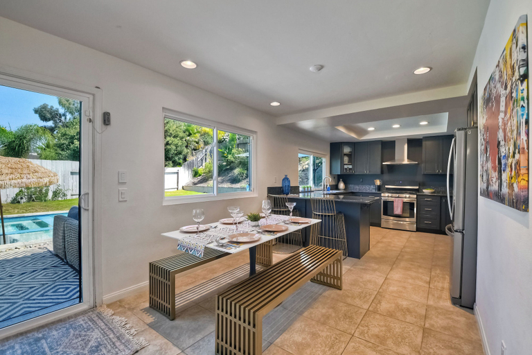 Food & Drinks 5, Cali Life 4 BDR w/ Pool!, San Diego