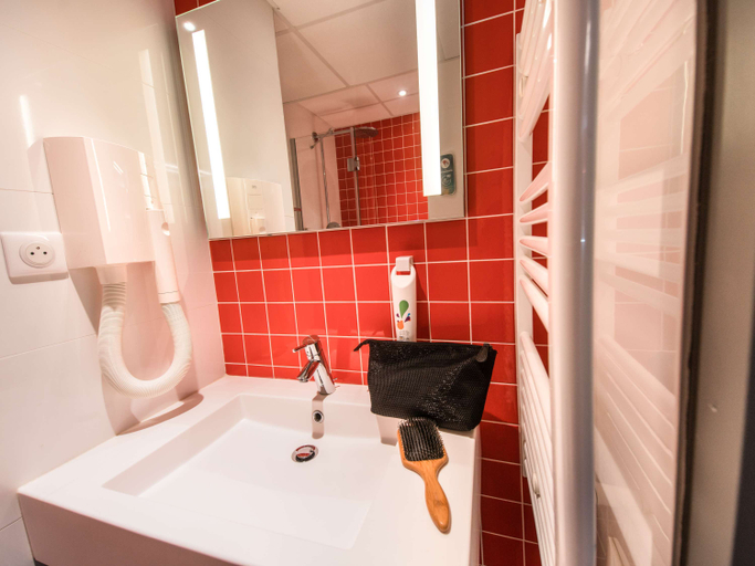 Bathroom 4, ibis Styles Deauville Centre, Calvados