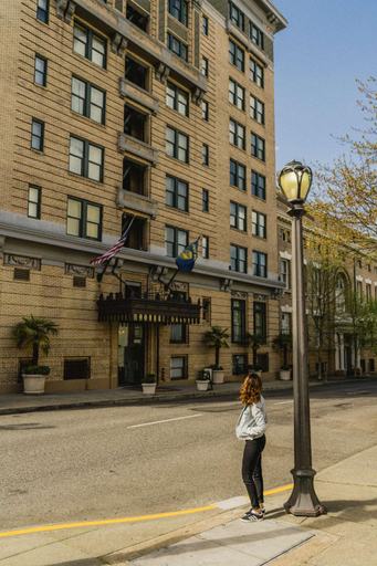 Hotel Deluxe, Multnomah