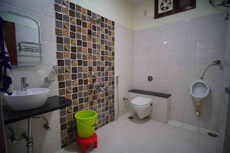 Bathroom 3, Shri Ram Paying Guest House, Varanasi