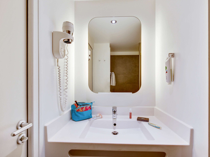 Bathroom 5, ibis Styles Paris Charles de Gaulle Airport, Seine-Saint-Denis