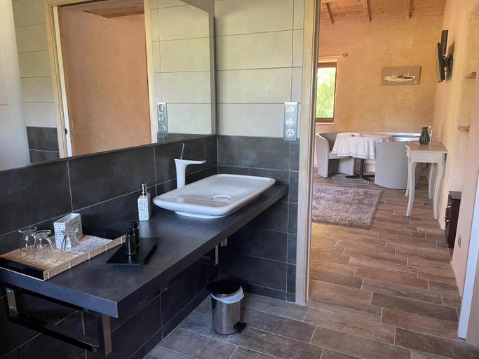Bathroom 2, Le Petit courault, Deux-Sèvres