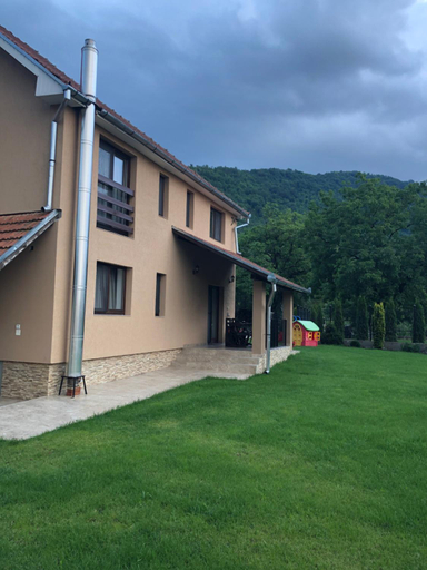 Others 5, Casa Larisa, Pietroasa