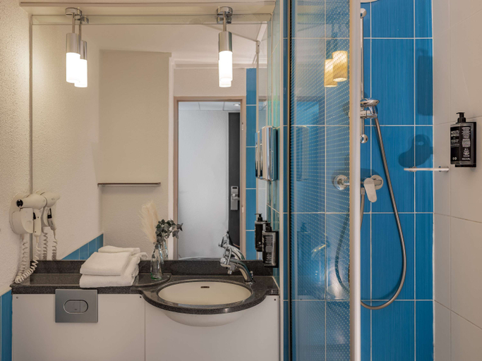 Bathroom 4, ibis Styles Paris Val de Fontenay, Val-de-Marne