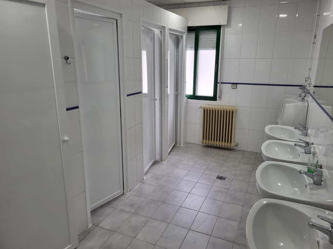Bathroom, Albergue de Villamanin, León