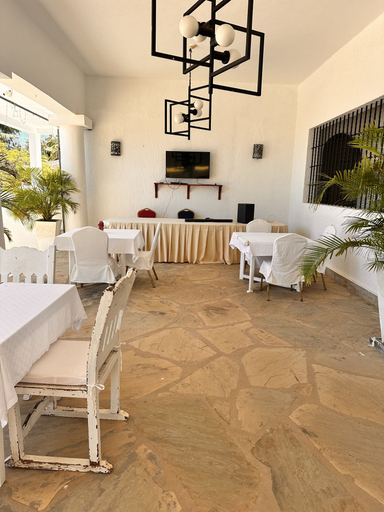 Food & Drinks, Beach front Hotel rooms, Malindi