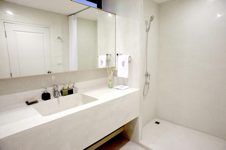 Bathroom 13