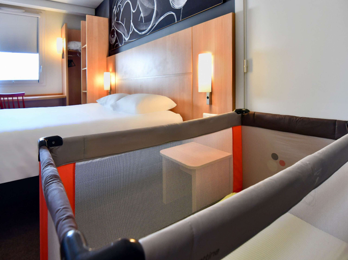 Bedroom 4, ibis Les Herbiers, Vendée