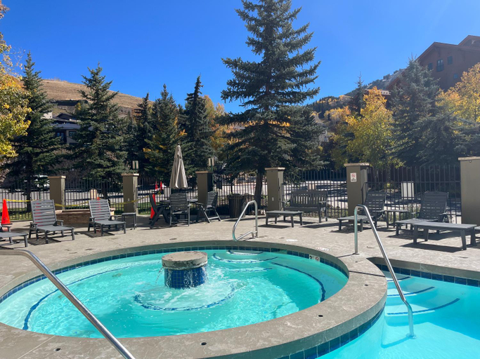 Sport & Beauty 2, MT CB Base Area with King Bed, Outdoor Hot Tub & Pool, Gunnison