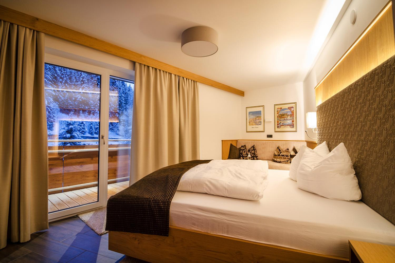 Bedroom, Hotel VICTORIA - adults only bar & breakfast, Schwaz