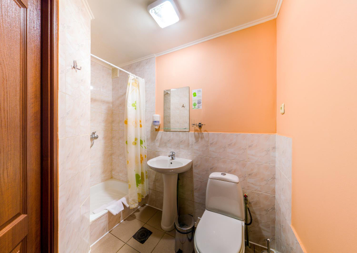 Bathroom 4, Raziotel Kryvyi Rih, Kryvoriz'kyi