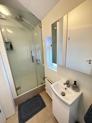 Bathroom 4, Cave Cabins, Rangárvallahreppur