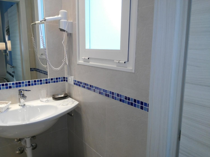 Bathroom 2, Hotel Marittimo, Rimini