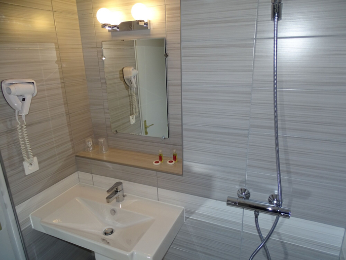 Bathroom 4, Sure Hotel by Best Western Angouleme, Charente