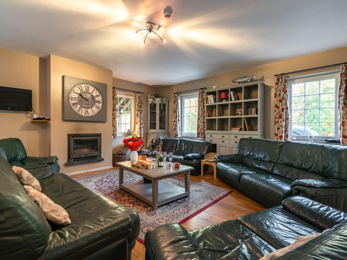 Others 4, Holiday house in the forest near Maredsous, ideal for hikers, Namur