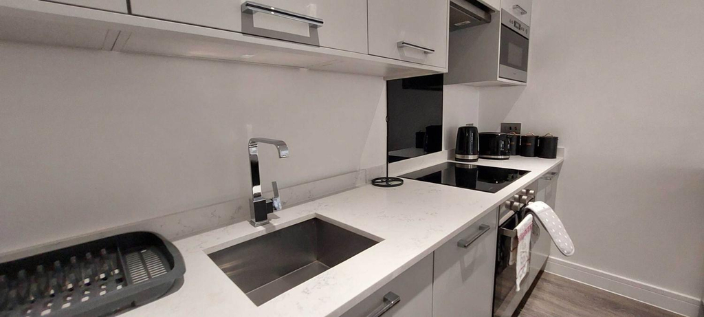 Kitchen 4, Reading Town Centre 2 Bedroom Apartments with Parking by 360Stays, Wokingham