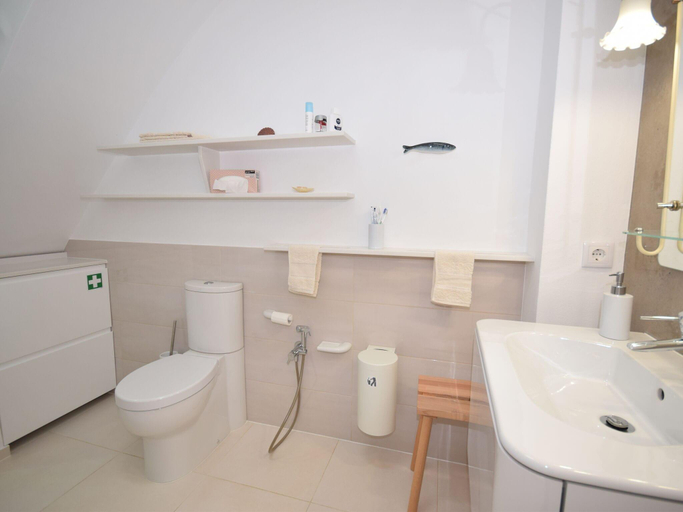 Bathroom 2, Peaceful Algarve Getaway, Olhão