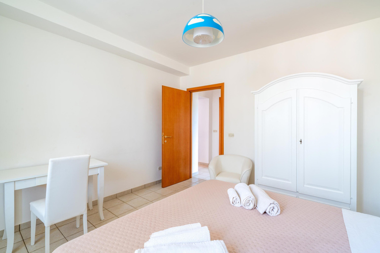 Bedroom 2, 3883 Dimora Nina Valente by Barbarhouse, Brindisi