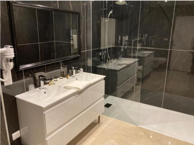 Bathroom 3, Logis Hotel & Restaurant - Le Mouton Blanc, Nord