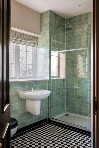 Bathroom 2, Bedford Arms Hotel, Buckinghamshire