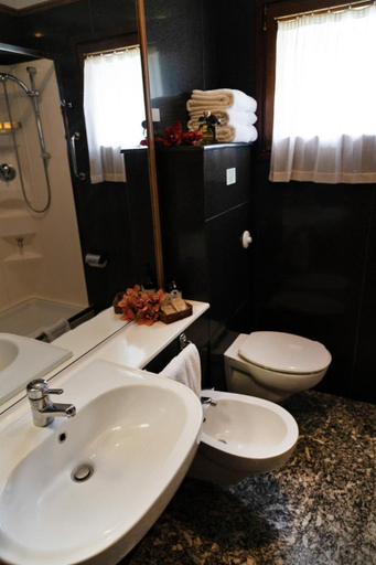Bathroom 4, Hotel Daniel, L'Aquila