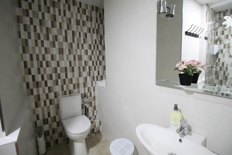 Bathroom 3, Hostal Orleans, Barcelona