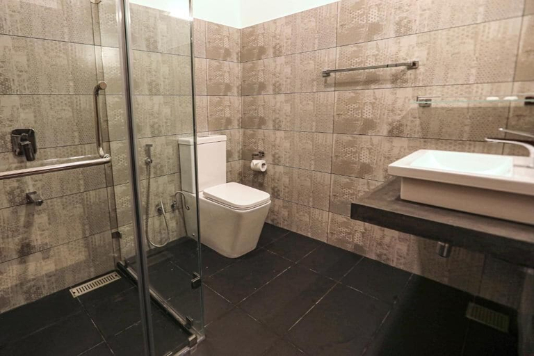 Bathroom 3, Kandy Hub Guest House, K.F.G. & G. Korale