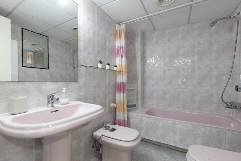 Bathroom 2, UHC Cancun Apartments, Tarragona