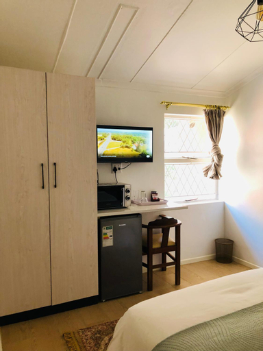 Bedroom 1, Bluebanana Lodge, O.R.Tambo