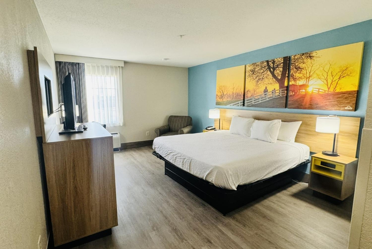 Bedroom 4, Days Inn by Wyndham Shawnee, Pottawatomie