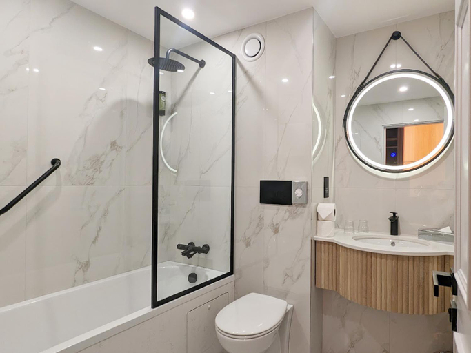 Bathroom 4, The Connacht Hotel