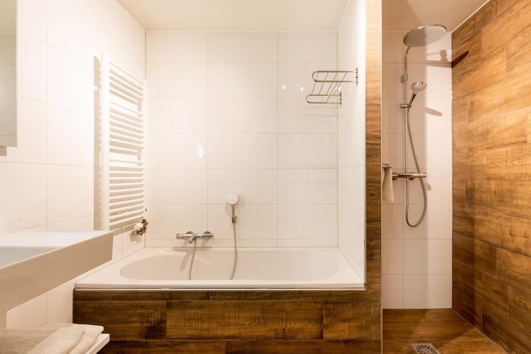 Bathroom 3, Hotel Herikerberg, Hof van Twente