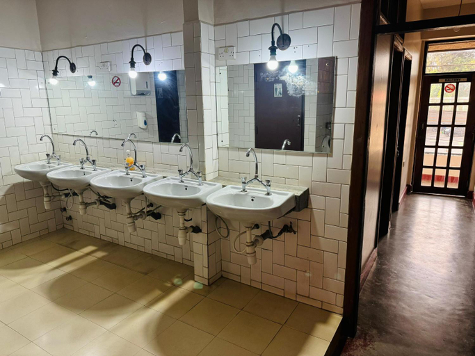Bathroom 3, Arusha Backpackers Hotel - Hostel, Arusha Urban