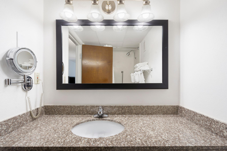 Bathroom 18