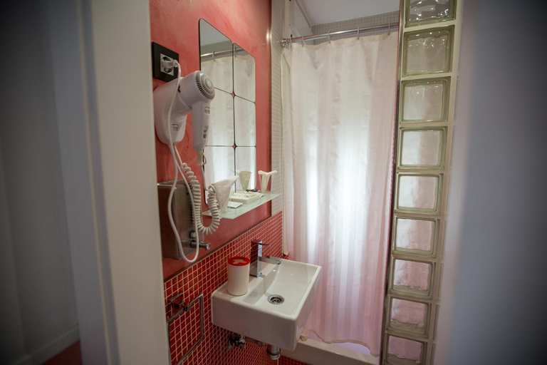 Bathroom 4, Inn Madrid, Madrid