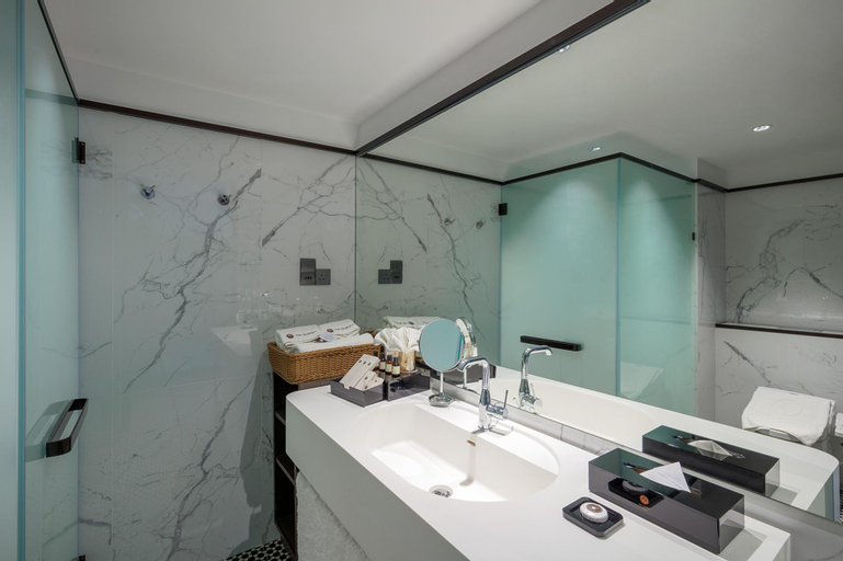Bathroom 16