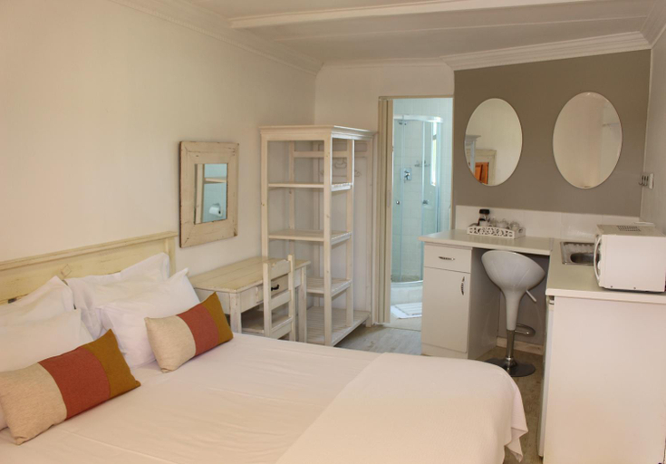 Bedroom 4, Golden Key Guesthouse, West Coast