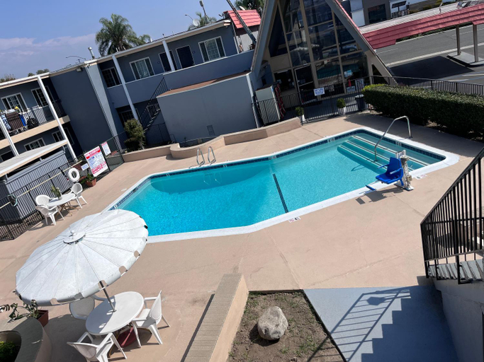 Swimming pool 3, Willow Tree Lodge, Orange