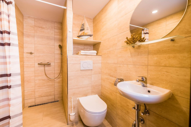 Bathroom 4, La Port, Znojmo