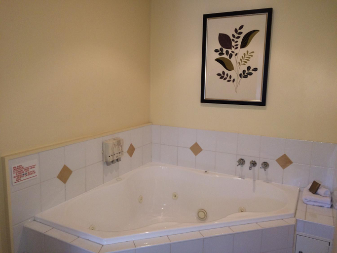 Bathroom 5, Cotswold Motor Inn, Toowoomba - North-East