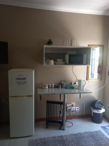 Others 4, Esperance Guesthouse, Siyanda