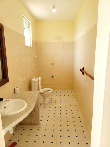 Bathroom 3, Casuarina Lounge, Malindi