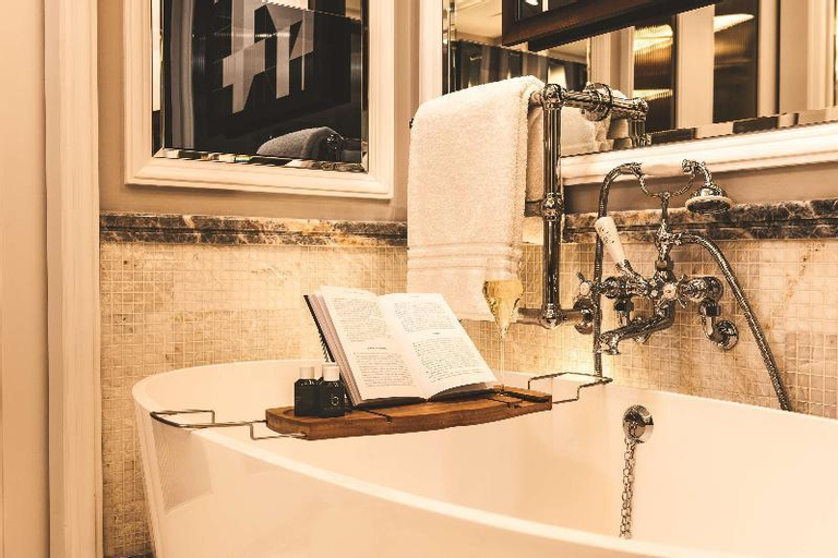 Bathroom 16