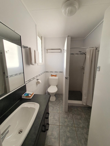 Bathroom 2, Sunseeker Motel, Hervey Bay - Pt A