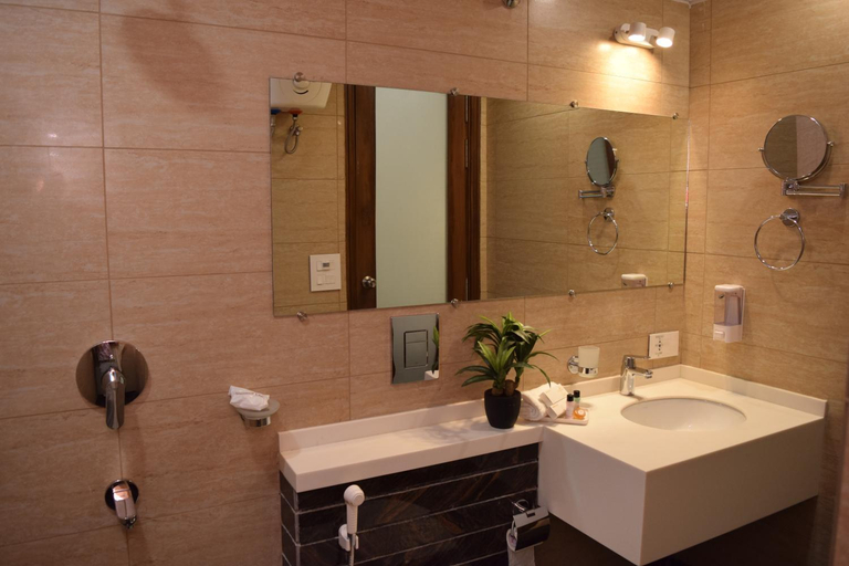 Bathroom 2, De Bougainvilla, Varanasi