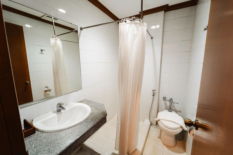 Bathroom 3, Sol Y Viento Mountain Hot Springs Resort, Calamba City
